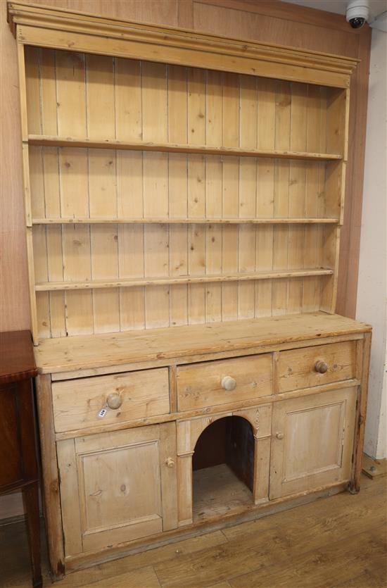 A Victorian pine dresser, with boarded rack W.163cm